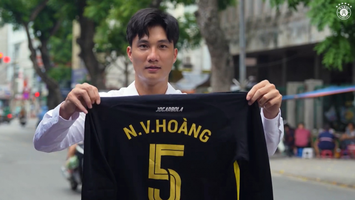 Thủ môn Nguyễn Văn Hoàng sẽ mặc áo số 5 của Hà Nội FC ở mùa giải 2023/2024. 