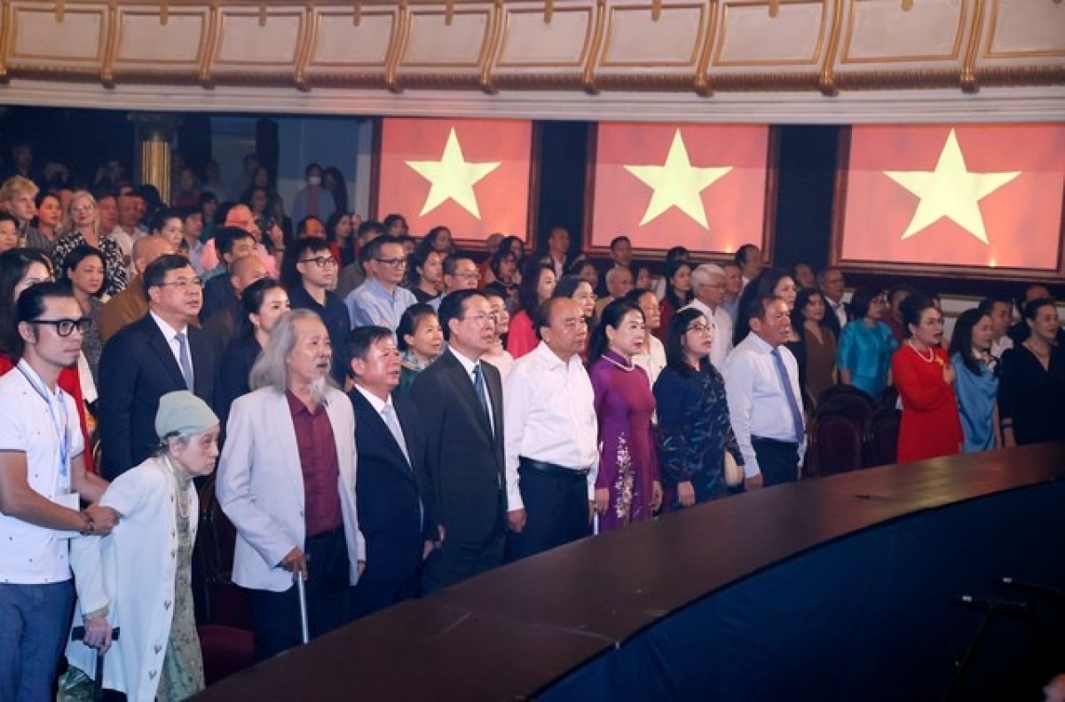 Chủ tịch nước Võ Văn Thưởng, nguyên Chủ tịch nước Nguyễn Xuân Phúc và tất cả đại biểu tham dự chương trình cùng đứng dậy, trang nghiêm hát bài “Tiến quân ca” - Quốc ca nước Cộng hoà xã hội chủ nghĩa Việt Nam. 