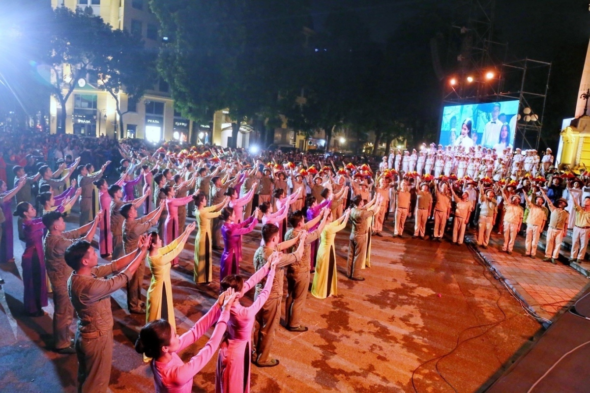 Chương trình kỷ niệm 100 năm ngày sinh nhạc sĩ Văn Cao khép lại với liên khúc "Bến xuân - Đàn chim Việt" do NSND Quang Thọ, NSND Quốc Hưng, NSUT Thanh Lam, Lan Anh, Thắng Lợi, Tùng Dương, Đào Tố Loan… cùng dàn giao hưởng và các diễn viên thể hiện. Một lần nữa, những giai điệu của ca khúc chủ đề "Đàn chim Việt" được vang lên, đã thể hiện trọn vẹn tinh thần khát vọng về một đất nước hòa bình, thống nhất, một đất nước ngày càng phồn vinh hạnh phúc. 