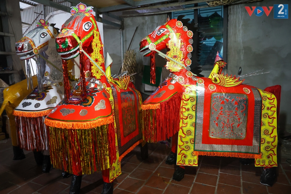 Theo khảo sát, hình “tướng lĩnh” bán buôn với giá dao động 200.000 – 300.000 đồng/hình nộm. Các mô hình ngựa, voi có giá khoảng 100.000 đồng/sản phẩm, loại to đẹp nhất giá 500.000 đồng/sản phẩm.