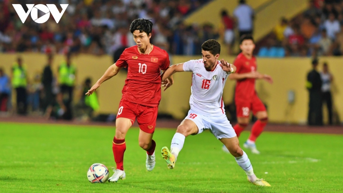 Striker Nguyen Cong Phuong (L) is among 31-player squad of Vietnamese men's football team.