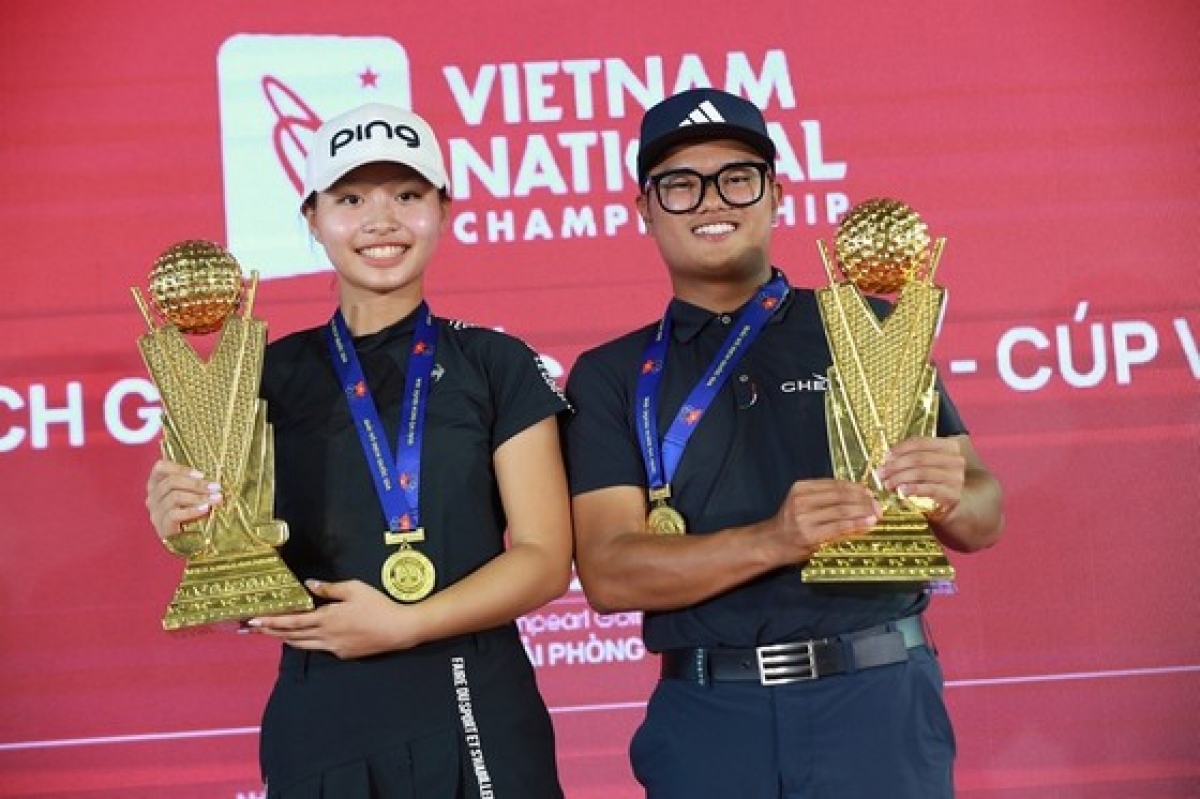 Le Chuc An (L) and Nguyen Nhat Long who are winners of the 2023 national golf championship will represent Vietnam at the SEA Amateur Team Golf Championship in Malaysia. (Photo: SGGP)