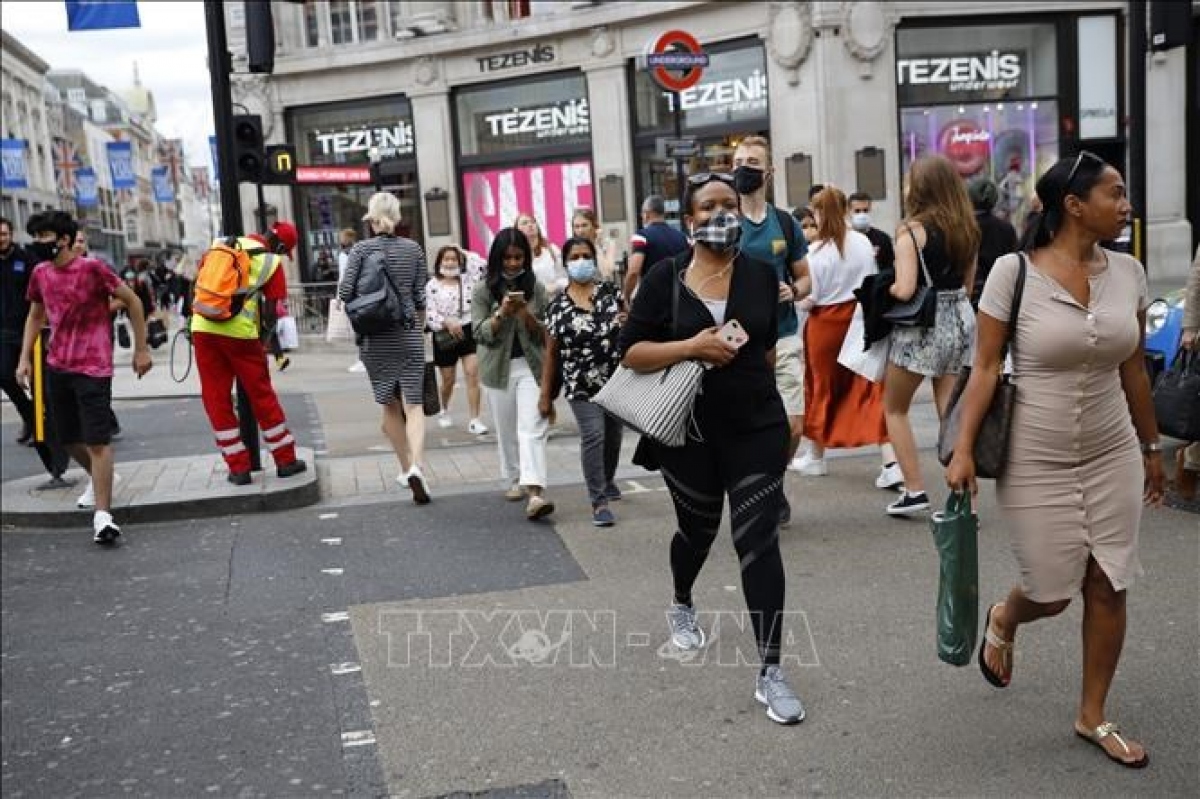 Người dân tại London, Anh - Ảnh: AFP/TTXVN