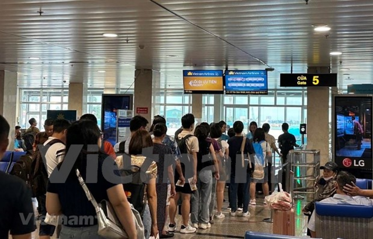 Passengers wait for boarding at Tan Son Nhat International Airport (Photo: VNA)