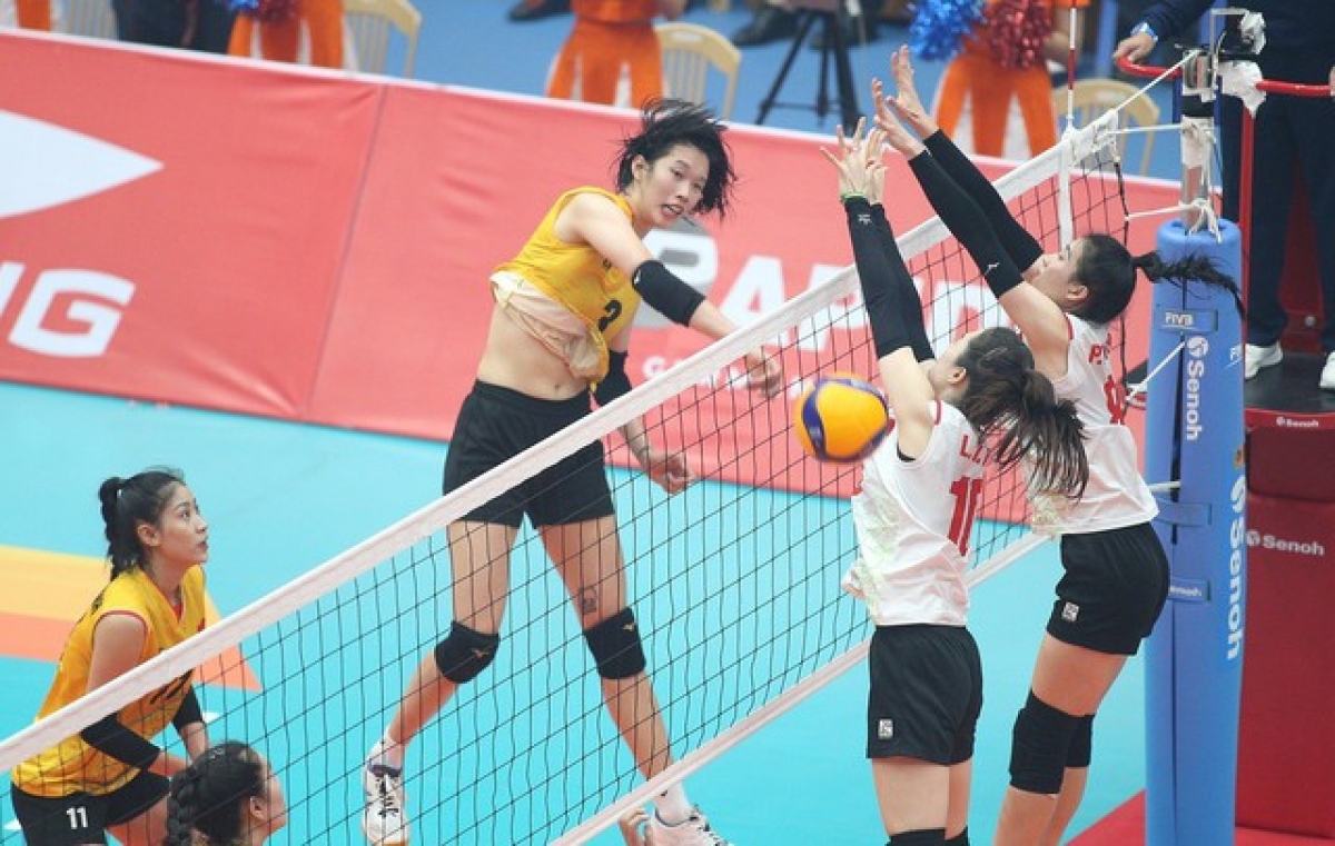Captain Tran Thi Thanh Thuy of Vietnam 1 (No 3) makes a spike during the VTV Cup final between Vietnam 1 and Vietnam 2. Vietnam 1 won 3-0. Photo thanhnien.vn