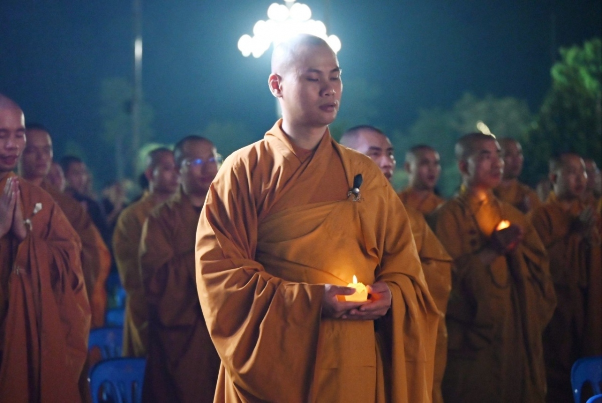 Candles are lit up to show people's gratitude to their parents during the ceremony.