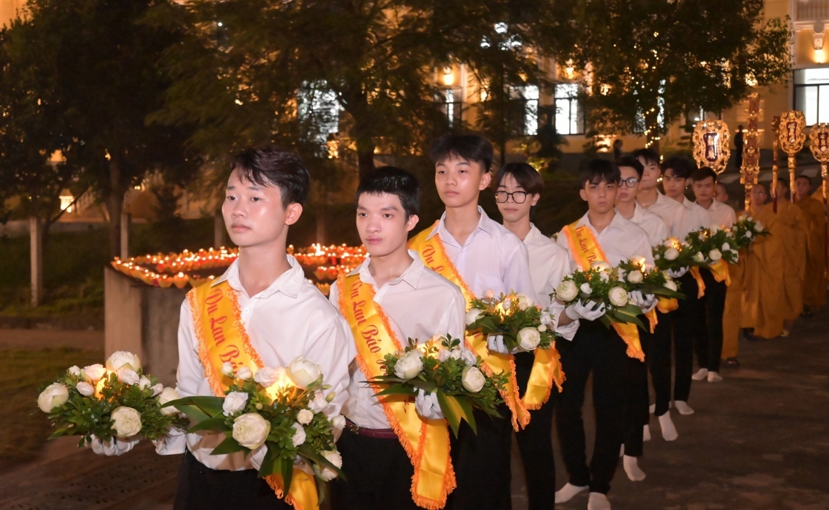 Vietnamese people believe that on this day, the souls of the dead return home and gather with family members. It’s therefore an important occasion for family gatherings and a time to express love and gratitude to ancestors and parents.
