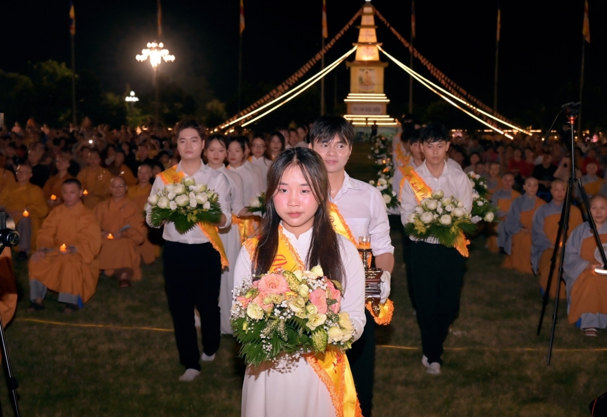 Recent days have seen crowds of Buddhists flock to pagodas and places of worship to learn about parental love and pray for their parents.