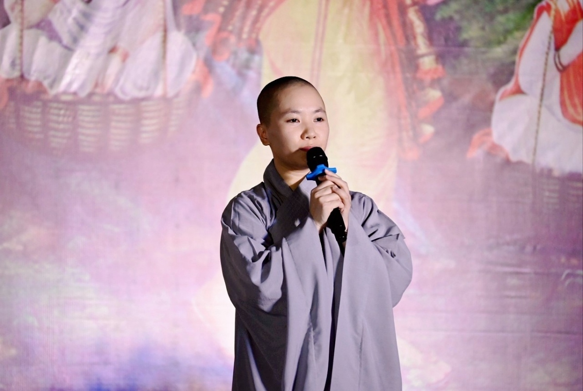 A young Buddhist monk performs a song in praise of the merits of his mother.