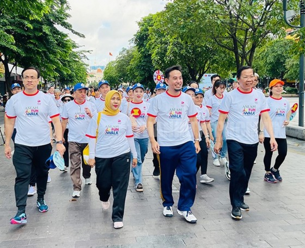 ASEAN Fun Walk 2023 on August 12 attracts approximately 1,000 local and foreign runners. (Photo: SGGP)