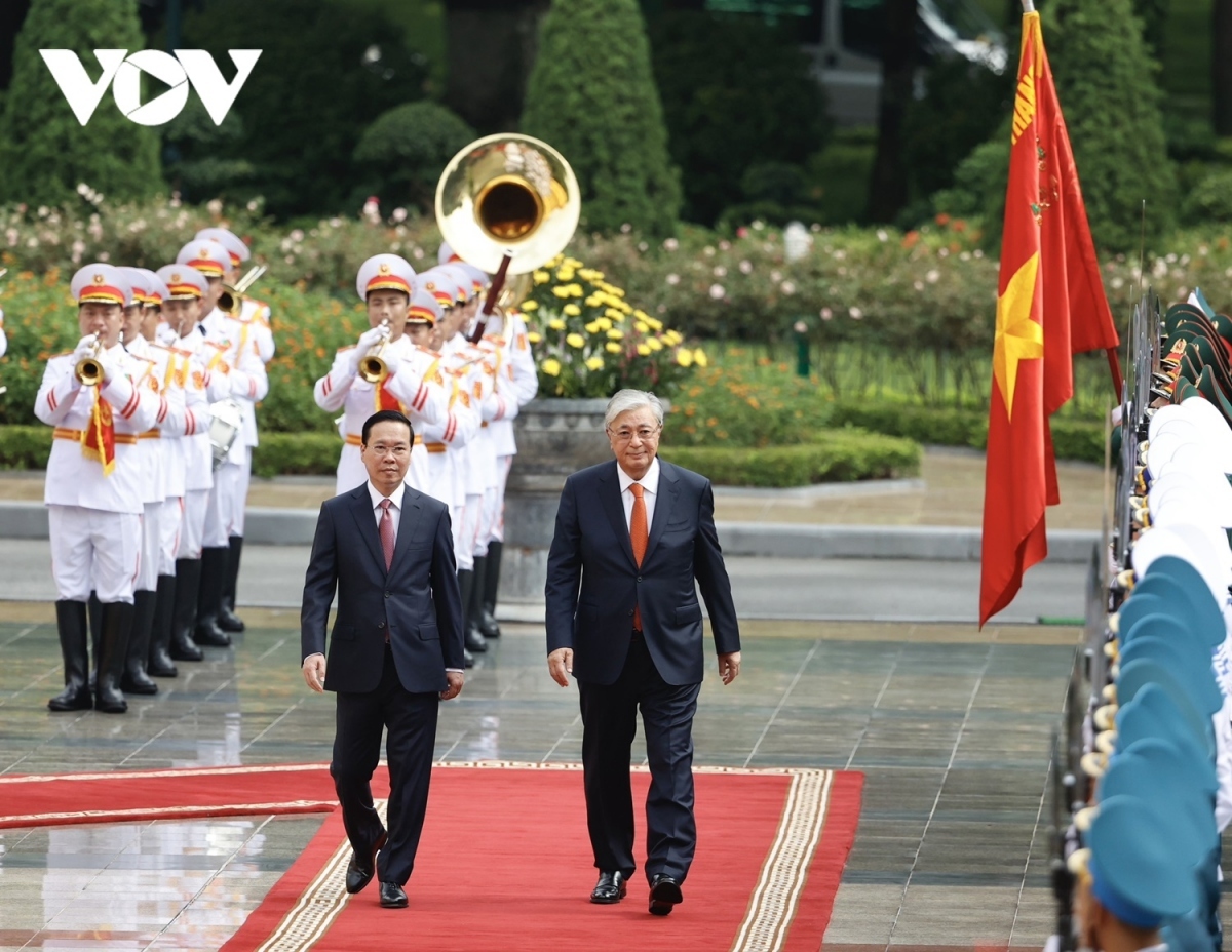 The two leaders inspect the guard of honour.