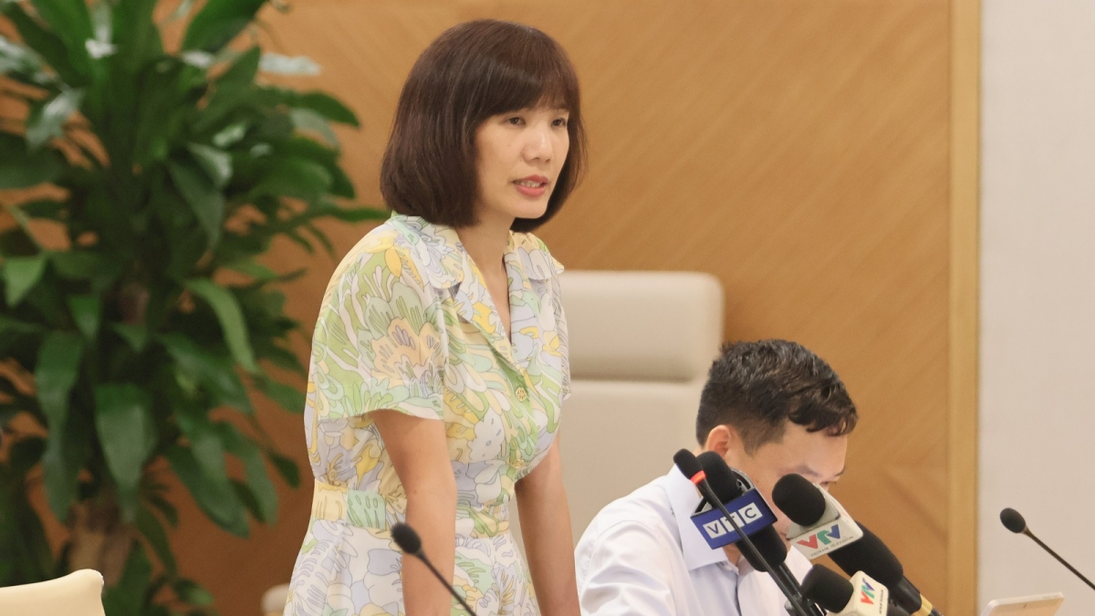 Bà Nguyễn Thị Thanh Huyền, Phó Cục trưởng Cục Phát thanh Truyền hình và Thông tin điện tử trả lời câu hỏi của phóng viên tại buổi họp báo