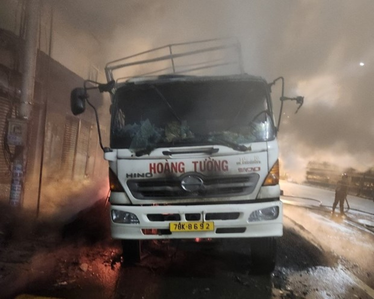 Xe tải chở vỏ hạt điều bị thiêu rụi. (Nguồn: Vietnamnet)