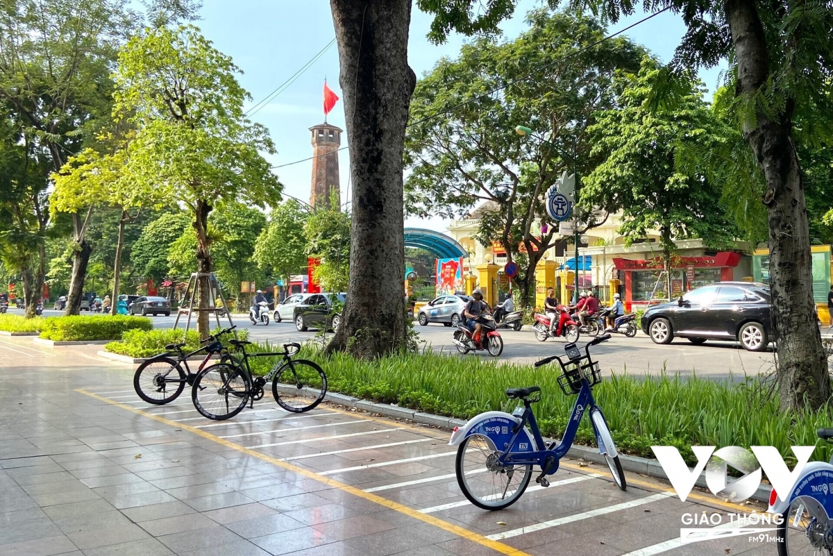 Mặc dù đã được ghi rõ trên biển hướng dẫn những một số người dân vẫn để xe tại phạm vi đỗ xe của xe đạp công cộng
