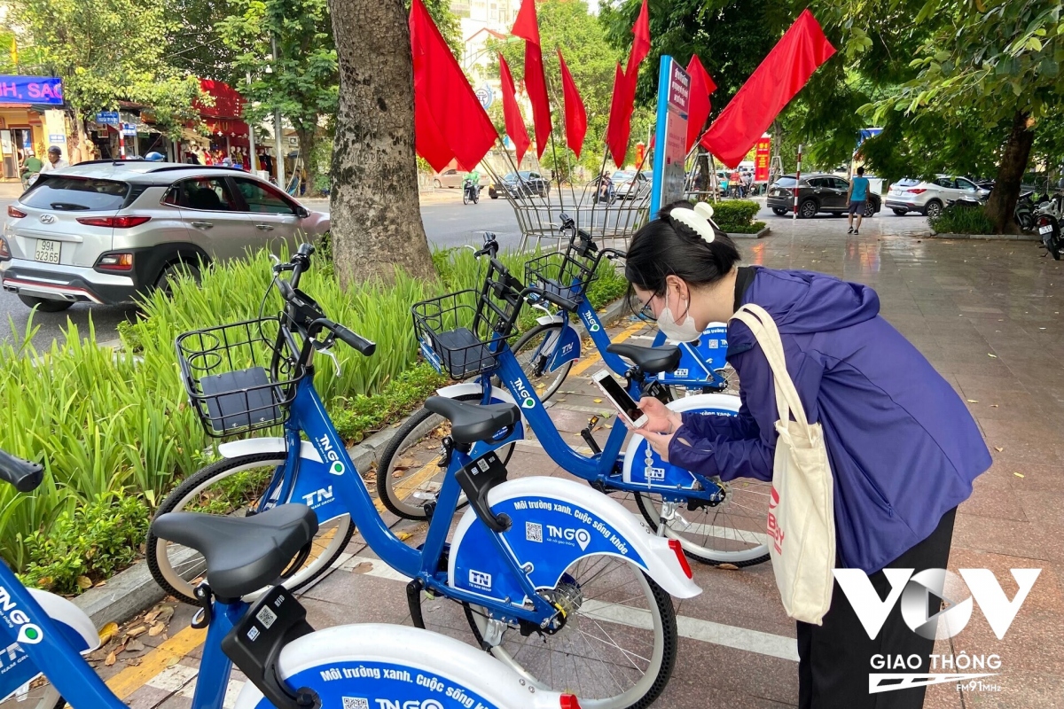 Bạn Ngọc Anh (Đống Đa, Hà Nội) thích thú trải nghiệm dịch vụ xe đạp công cộng: "Mình thấy khá dễ sử dụng, cũng không cần phải thao tác quá nhiều sau lần đầu sử dụng. Đây cũng là lần thứ ba mình sử dụng dịch vụ này rồi".