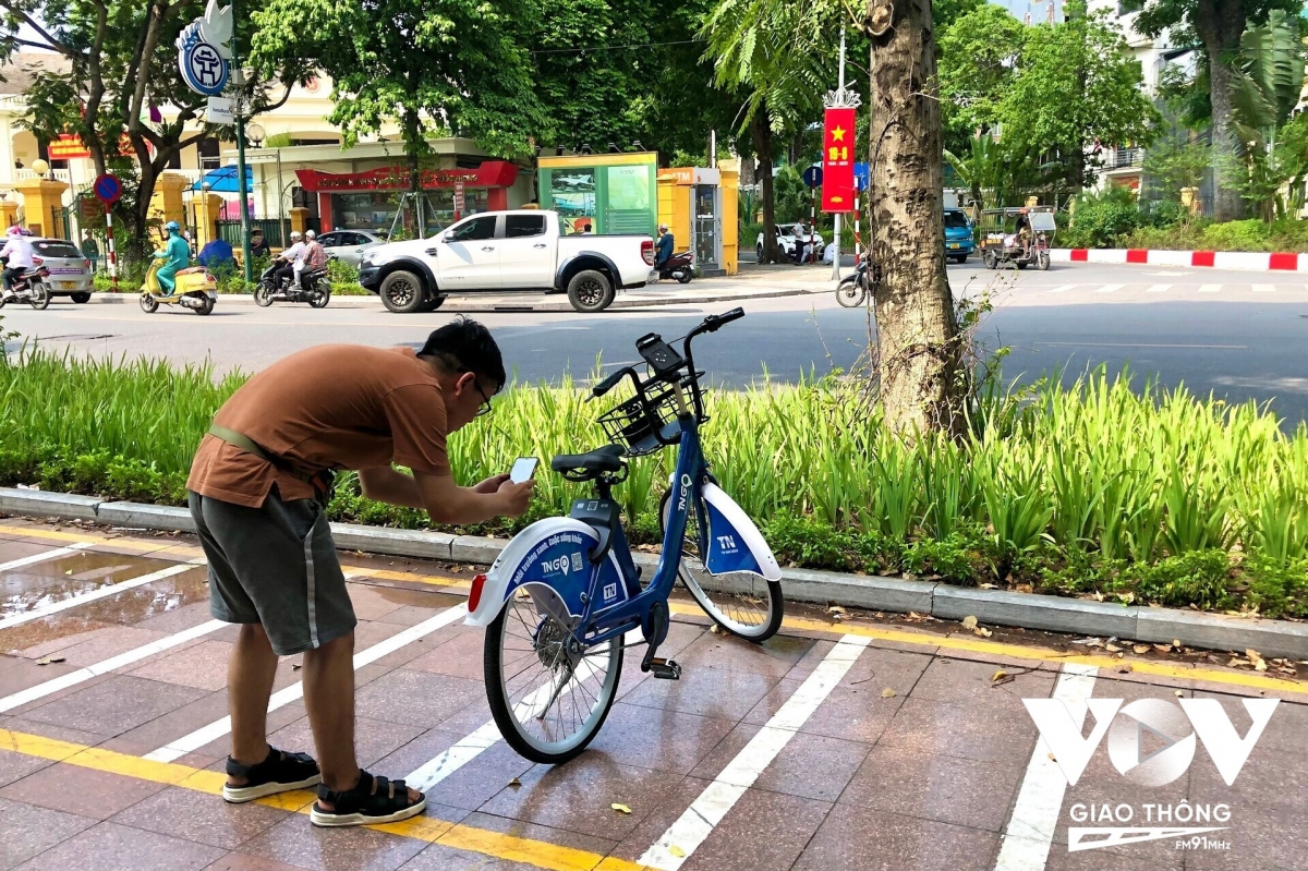 Nhiều người khá ngạc nhiên với các trạm xe đạp công cộng cho thuê lần đầu được triển khai ở Thủ đô. Các em nhỏ tò mò với những chiếc xe đạp mới đặt ở trạm xe công cộng ở vườn hoa Lê-Nin.