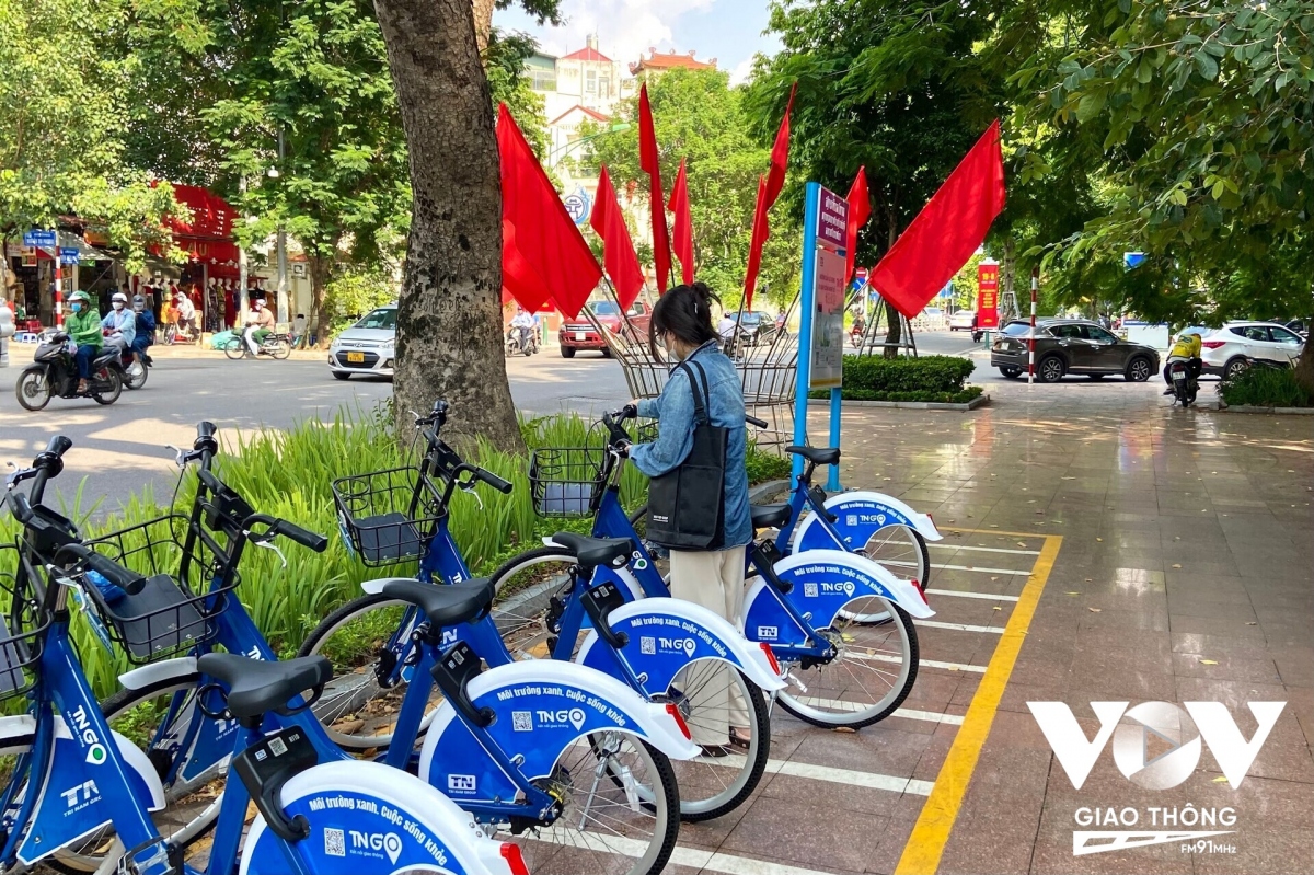 Bạn Hoàng Lan (Ba Đình, Hà Nội) cho biết: “Mình thấy mô hình này khá tiện lợi, giá cả phụ hợp cũng phù hợp với sinh viên, thao tác khá đơn giản để thuê, vừa là bảo vệ môi trường, vừa là để rèn luyện tăng cường sức khoẻ. Mình nghĩ là mình sẽ thường xuyên sử dụng dịch vụ này”