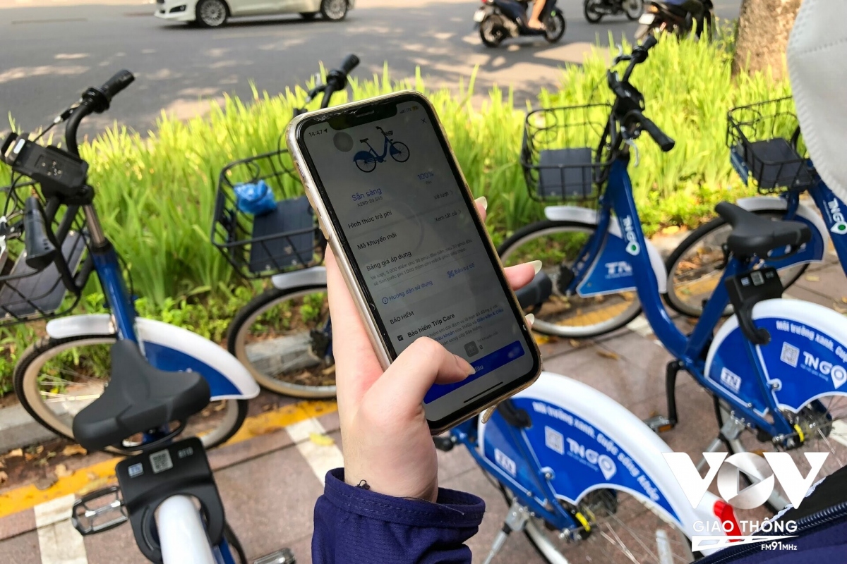 Sau khi cài đặt phần mềm, cần nạp tiền vào phần mềm qua tài khoản ngân hàng hoặc ví momo, Zalo pay rồi quét mã ở bộ phận GPS của xe để mở khóa một cách dễ dàng