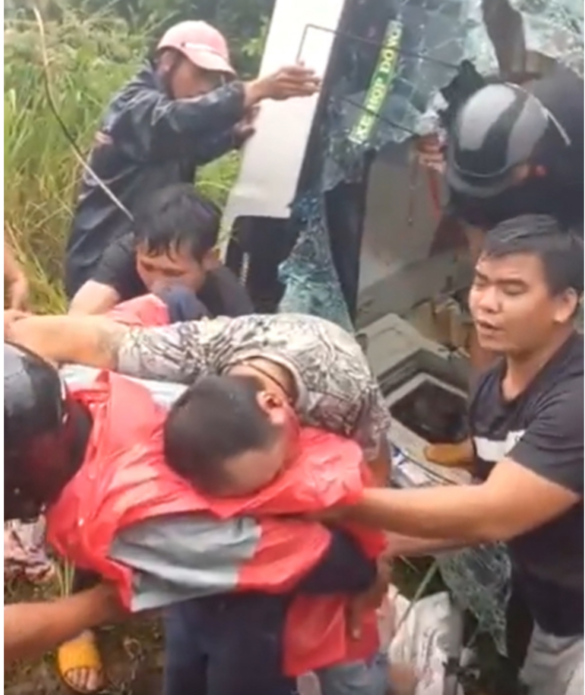 Hành khách bị thương được đưa ra ngoài (ảnh: ĐC).