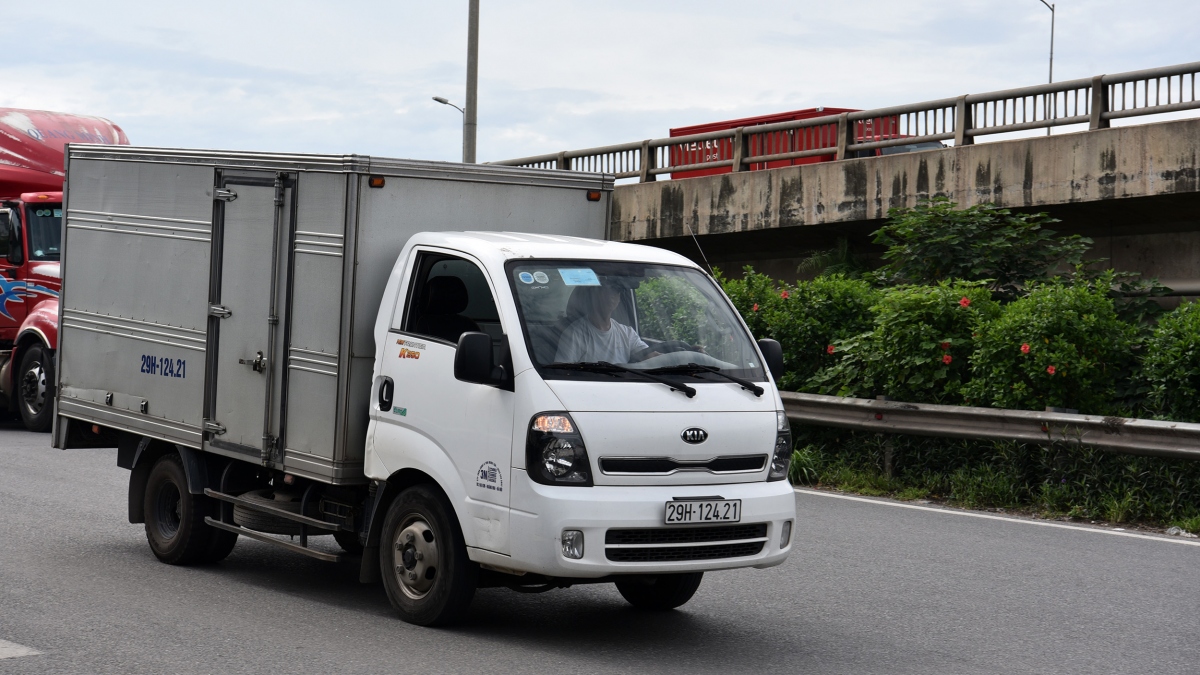"Ngoài việc hiện kế hoạch tổng kiểm soát của Bộ Công an, Công an Thành phố Hà Nội và Phòng CSGT, đơn vị bố trí 2 tổ chuyên đề kiểm soát xe khách và xe container, trong đó tập trung vào kiểm soát các trường hợp vi phạm nồng độ cồn ma tuý khi tham gia giao thông… " - Đội trưởng Đội CSGT số 14 cho biết.