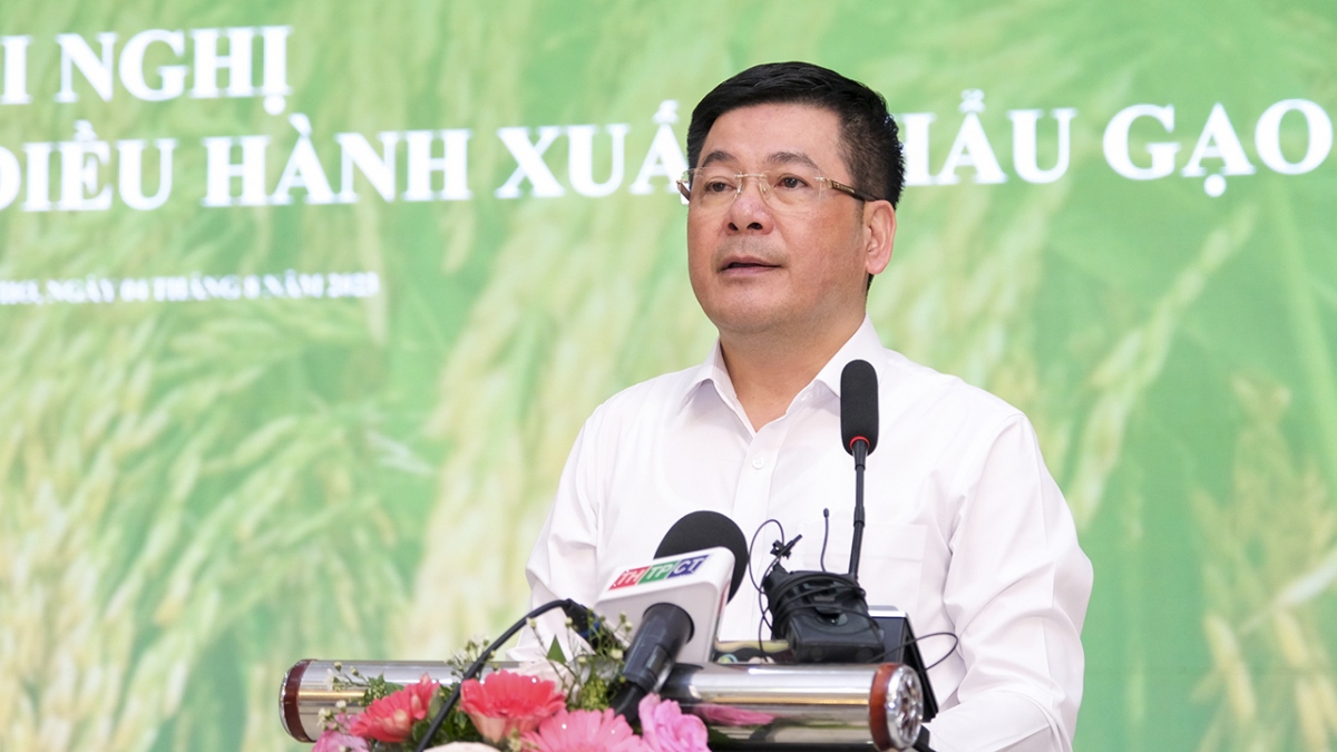 Bộ trưởng Nguyễn Hồng Diên nhiều lần nhấn mạnh đến sự hợp tác giữa các Bộ, ngành với các DN, địa phương đảm bảo việc tổ chức sản xuất, xuất khẩu gạo
