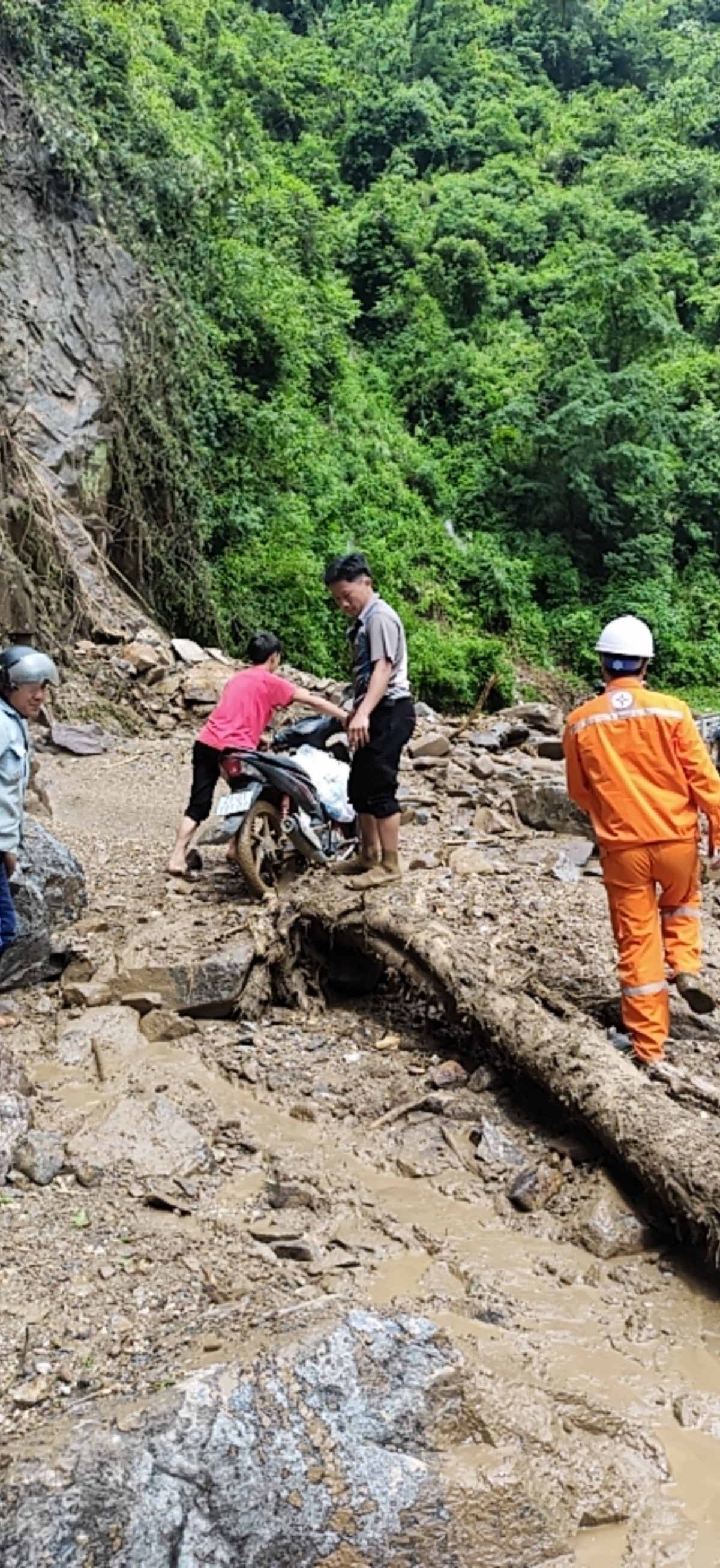 Tuy nhiên, với tinh thần chủ động và nỗ lực hết mình, ngành Điện miền Bắc đã và đang nỗ lực tiếp cận hiện trường, tổ chức khắc phục ngay các sự cố, để có thể cấp điện trở lại sớm nhất cho khách hàng.