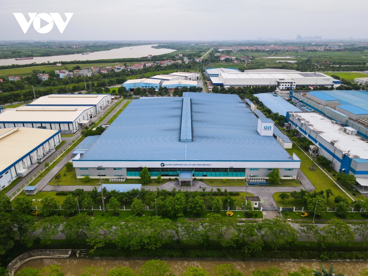 Mặc dù các chỉ số (GRDP) giảm khá nhiều (-12,59%), tuy nhiên thủ phủ công nghiệp vẫn thu hút được 182 dự án FDI với số vốn đăng ký mới đạt gần 769 triệu USD