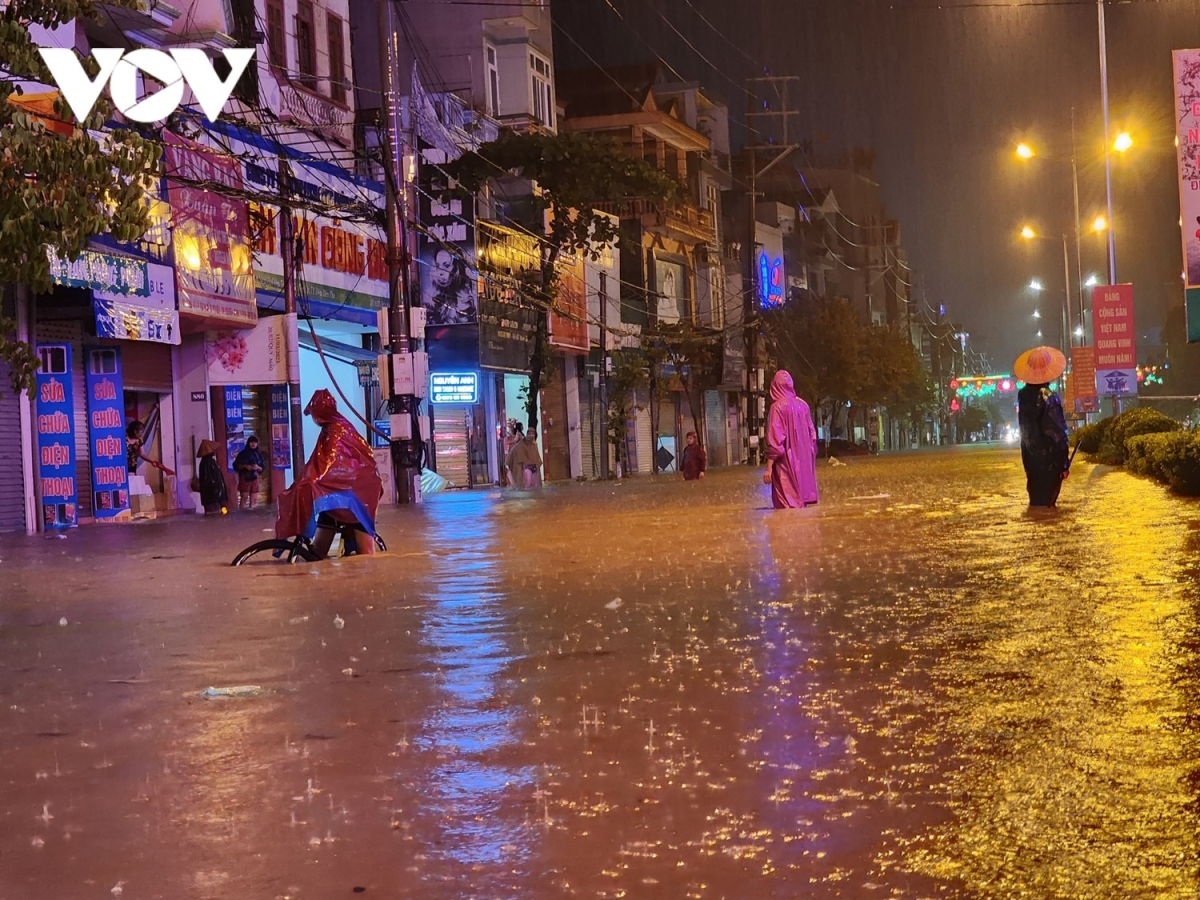  Mưa lớn khiến nhiều tuyến phố như Võ Nguyên Giáp, Trường Chinh, Hoàng Văn Thái và nhiều khu dân cư trong thành phố chìm sâu trong biển nước.