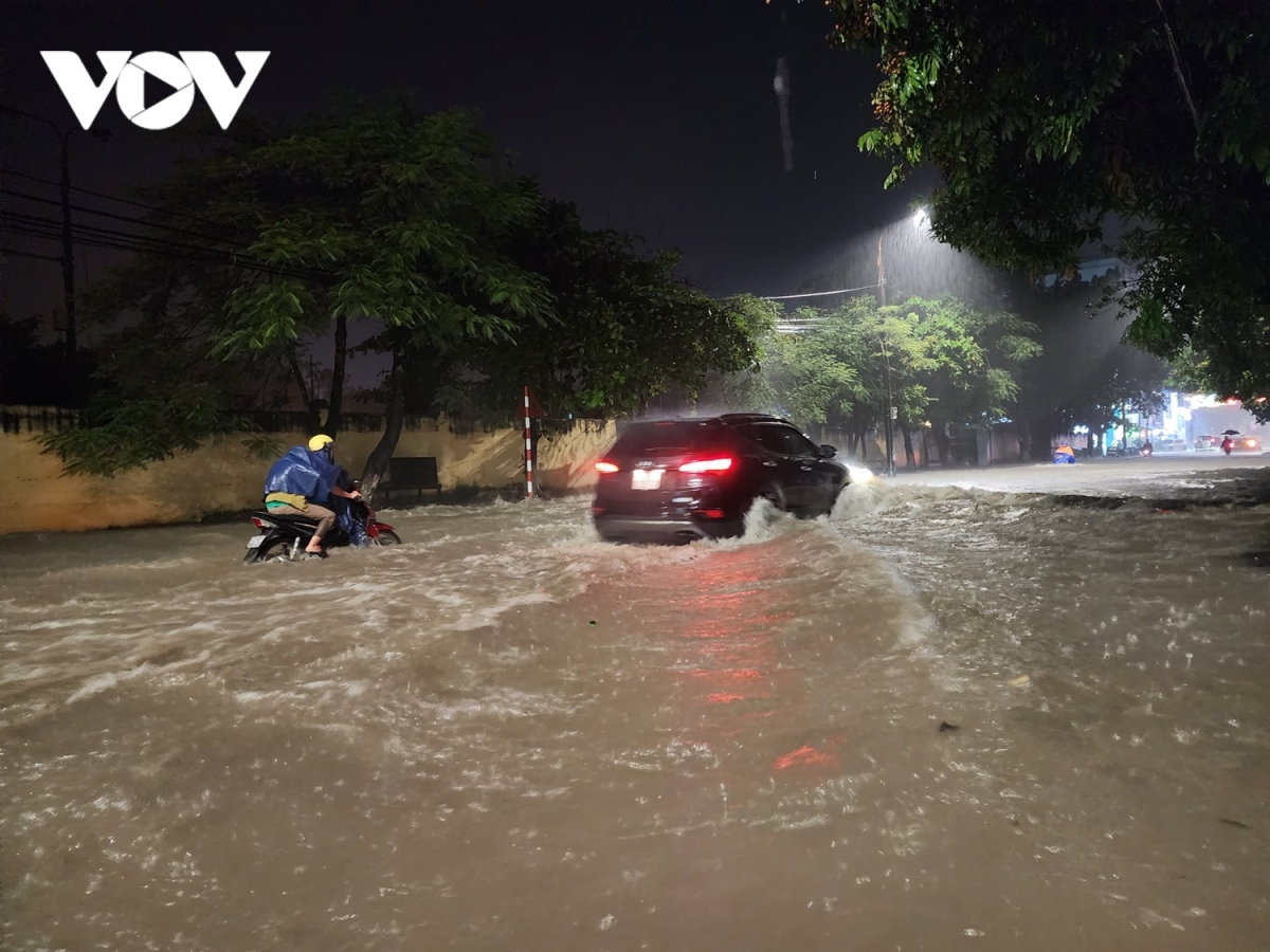 Theo cảnh báo của Đài khí tượng thủy văn tỉnh Điện Biên trong 3 giờ liên tục (từ 19 giờ đến 22 giờ ngày 2/8), tỉnh Điện Biên có mưa rào rải rác, có nơi mưa vừa, mưa to, mưa rất to như: tại trạm Khí tượng Điện Biên 45mm; điểm đo mưa tự động Chi cục Thủy lợi tỉnh 94mm, Thanh Nưa 82mm, Hua Thanh 59mm, Mường Pồn 50mm, Mường Tùng 44mm, Pa Ham 41mm.