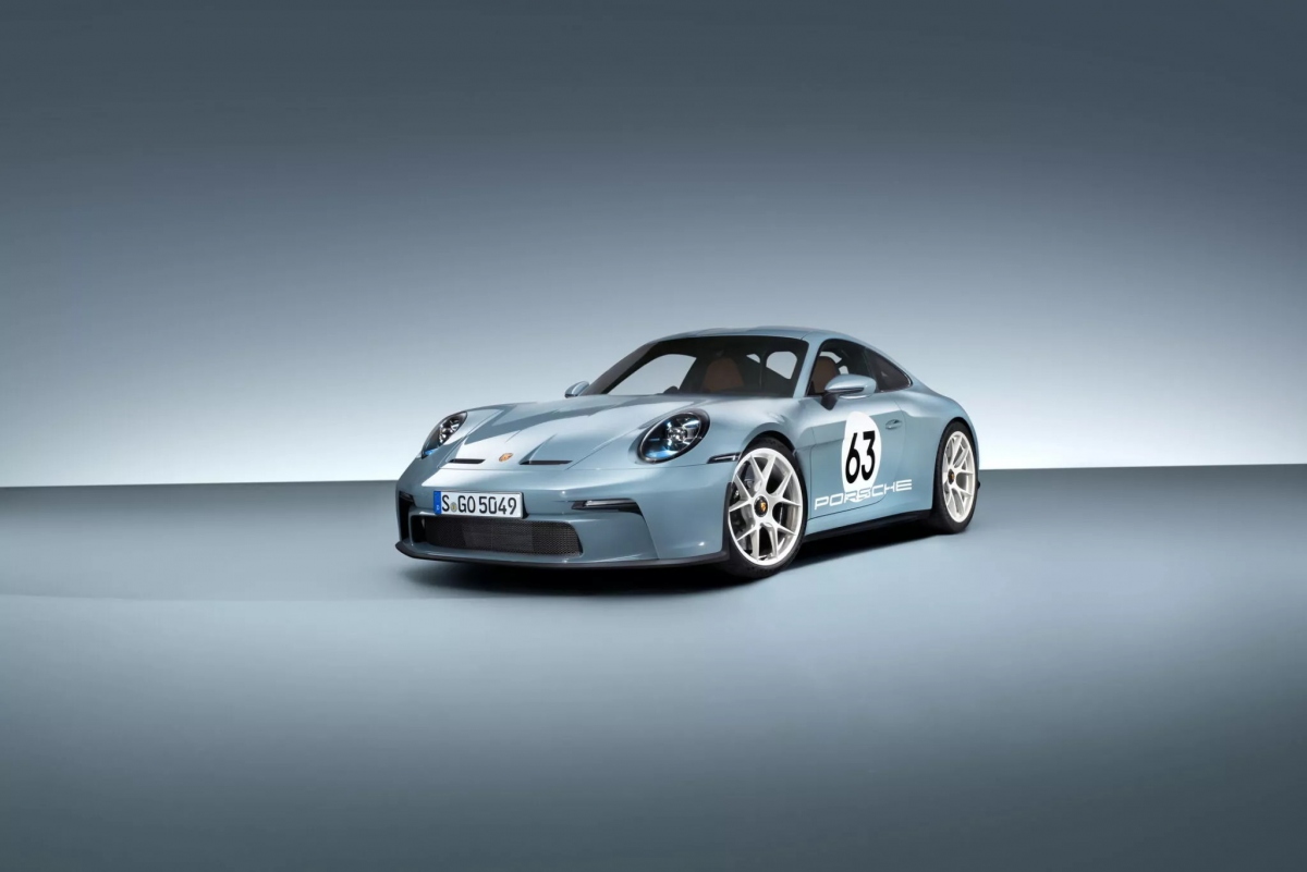 Porsche 911 S/T 2024 sở hữu thiết kế nhẹ nhàng và mượt mà, với các thành phần nhựa gia cố bằng sợi carbon được sử dụng để giảm thiểu trọng lượng. Những chi tiết như mui xe, chắn bùn trước, cửa, nóc xe, thanh chống lật trục sau và tấm cắt tăng cứng phía sau đều được chế tạo từ sợi carbon.