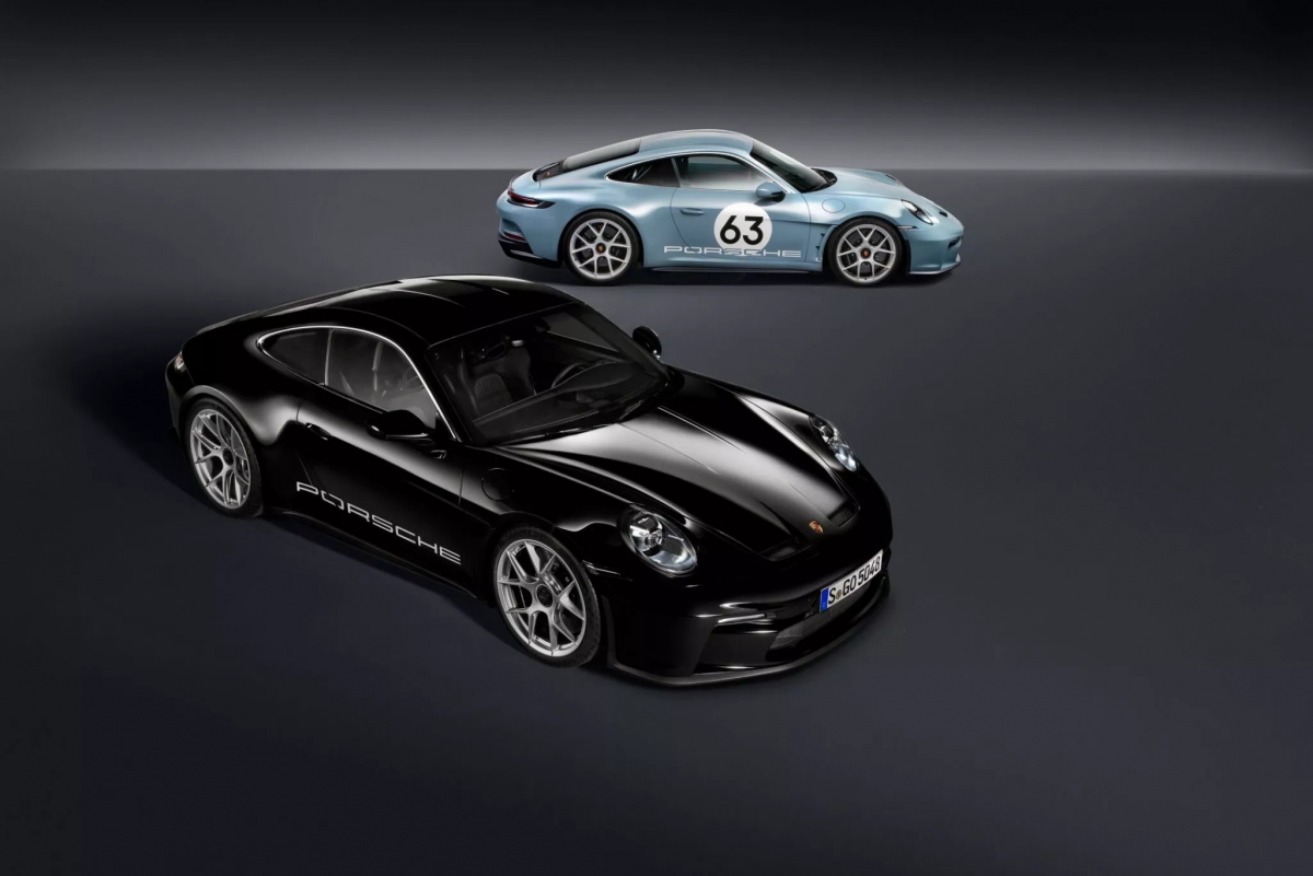 Ngoài ra, Porsche cũng giới thiệu các gói thiết kế độc quyền cho 911 S/T; giúp khách hàng tùy chỉnh và làm nổi bật sự độc đáo của chiếc xe. Để có vẻ ngoài tinh tế hơn nữa, S/T được cung cấp thêm gói thiết kế độc quyền Heritage Design Package tùy chọn bao gồm màu ngoại thất Shoreblue Metallic độc quyền và màu bánh xe Ceramica.