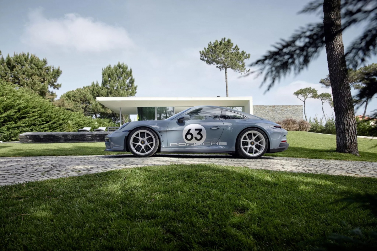 Nói một cách đơn giản, 911 S/T có thân xe của 911 Touring thế hệ 992, nhưng được trang bị động cơ từ 911 GT3 RS hiện tại. Kết quả cuối cùng là 911 S/T được trang bị động cơ 6 xi-lanh phẳng hút khí tự nhiên, dung tích 4.0 lít, tạo ra công suất 518 mã lực và mô-men xoắn 465 Nm.
