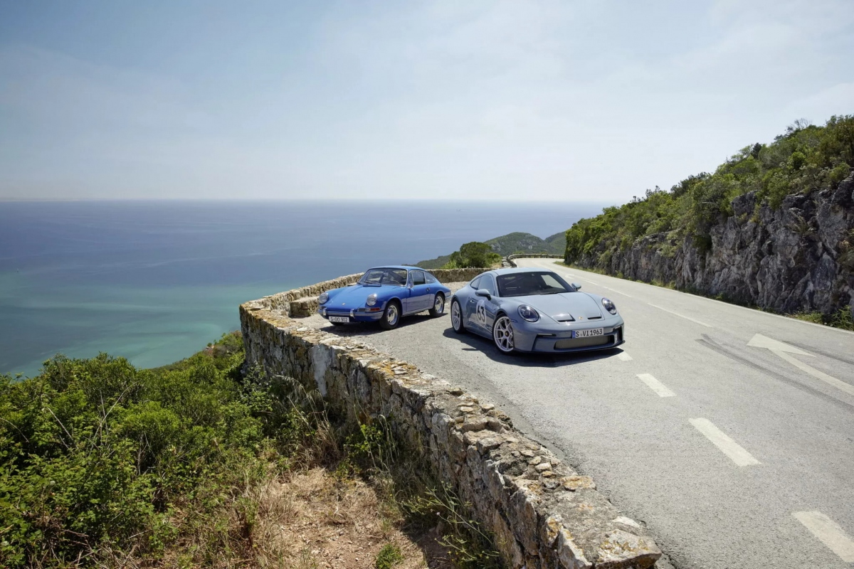 Ở GT3 RS, động cơ này được kết hợp độc quyền với hộp số tự động PDK ly hợp kép 7 cấp, nhưng 911 S/T đánh dấu lần đầu tiên động cơ GT3 RS truyền sức mạnh của nó tới mặt đường thông qua hộp số sàn. Ngoài ra, khách hàng có thể lựa chọn hộp số tay 6 cấp mới nhẹ hơn, giúp cải thiện khả năng phản hồi của động cơ. Porsche cho biết, thời gian tăng tốc của 911 S/T từ 0-100 km/h chỉ trong 3,7 giây đi kèm với tốc độ tối đa 300 km/h.