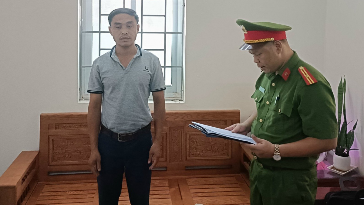 Cơ quan Cảnh sát điều tra, Công an tỉnh Cao Bằng tống đạt quyết định khởi tố, bắt tạm giam đối với Tạ Việt Hùng