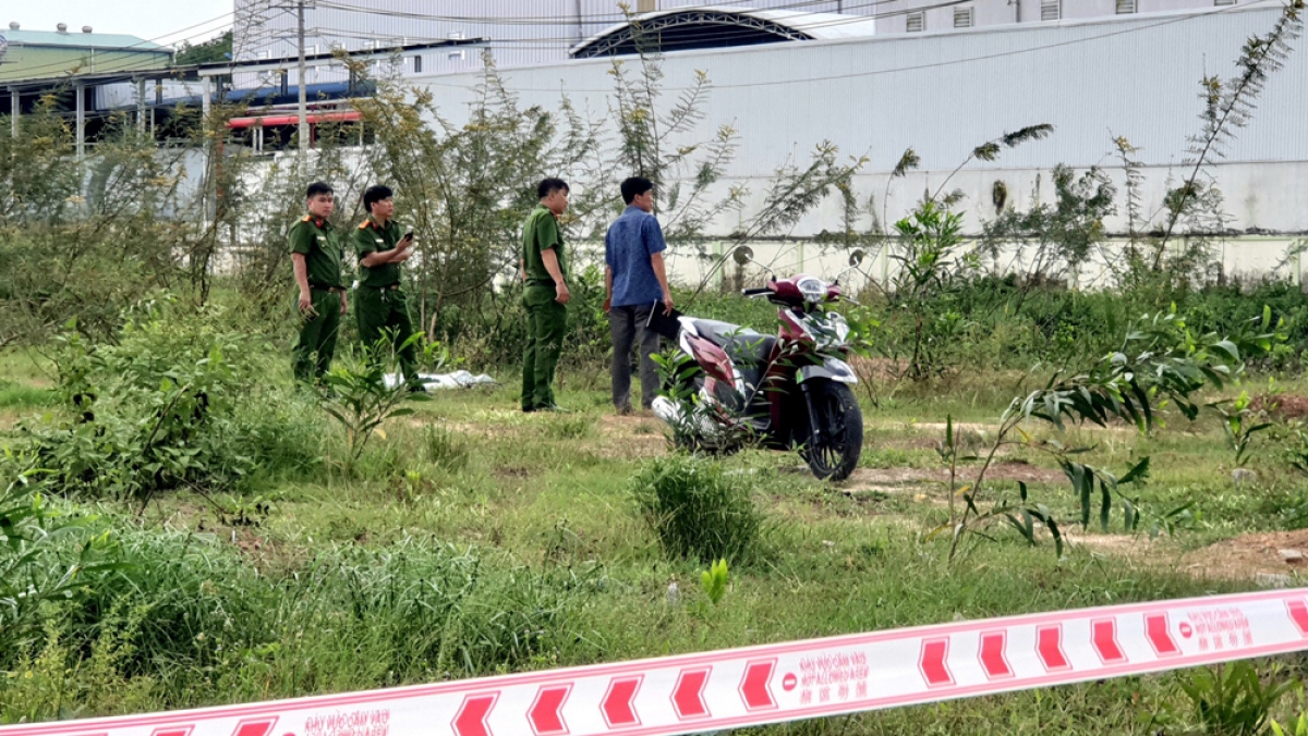Công an khám nghiệm hiện trường (ảnh: ĐC).