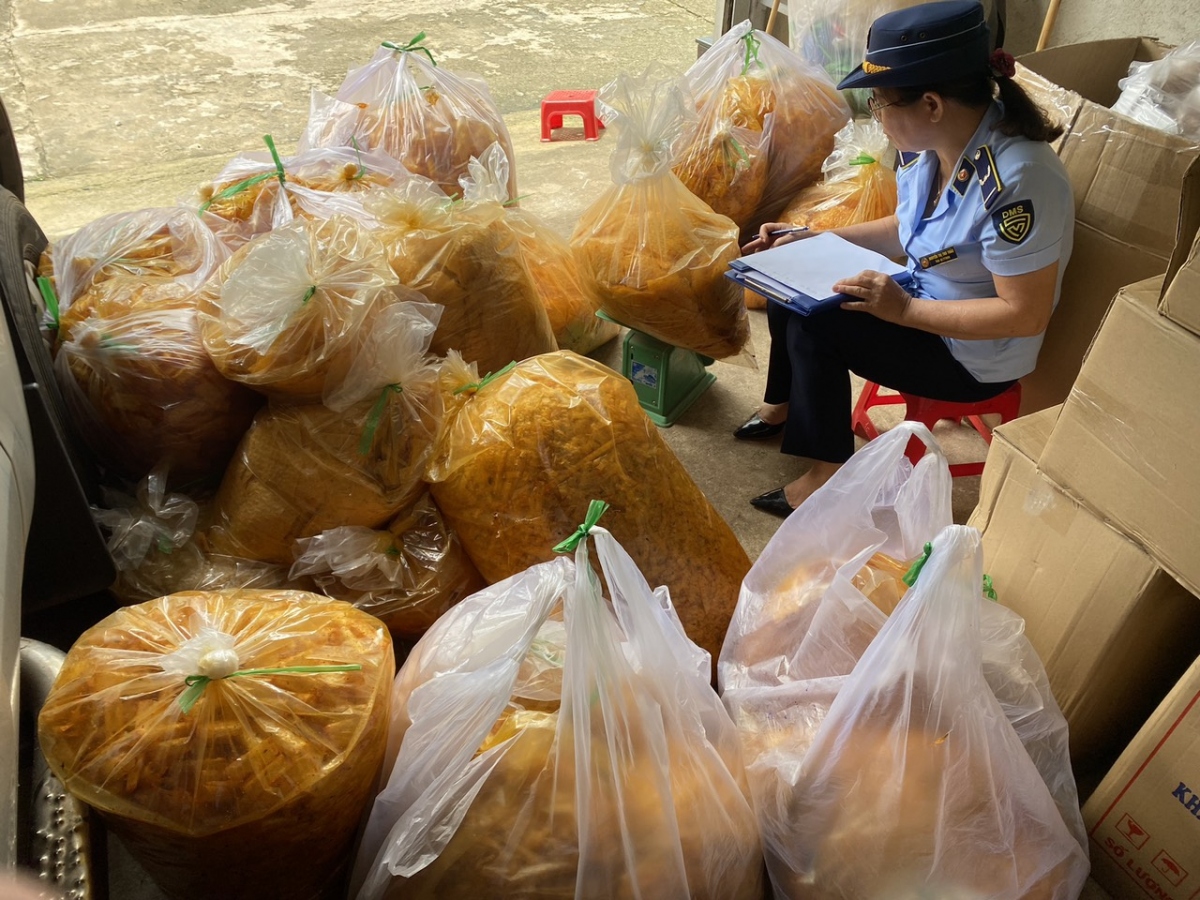 Lực lượng chức năng đang kiểm đếm số bánh tráng trộn không rõ nguồn gốc xuất xứ được bày bán tại cơ sở kinh doanh