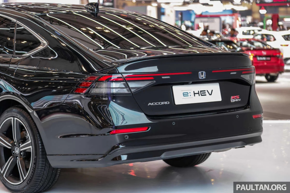 Ngoài ra, Honda Accord mới còn có sự phân tách rõ ràng hơn giữa lưới tản nhiệt phía trên và cửa hút gió phía dưới, phần sau kéo dài gần như toàn bộ chiều rộng của tấm chắn và kết thúc bằng đường viền cửa hút gió. Đuôi xe đặc biệt hơn với cụm đèn hậu nằm ngang với các thanh đèn kéo dài đến logo Honda trên nắp cốp.