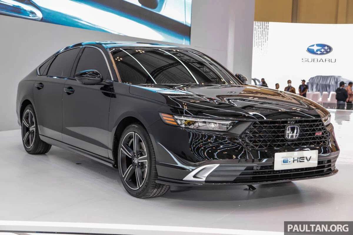 Theo thông số kỹ thuật của phiên bản được bán tại Hoa Kỳ, Honda Accord RS Hybrid sở hữu động cơ xăng 4 xi-lanh thẳng hàng 2.0 lít chạy trên chu trình Atkinson để sản sinh công suất 146 mã lực tại 6.100 vòng/phút và mô-men xoắn 182 Nm tại 4.500 vòng/phút.
