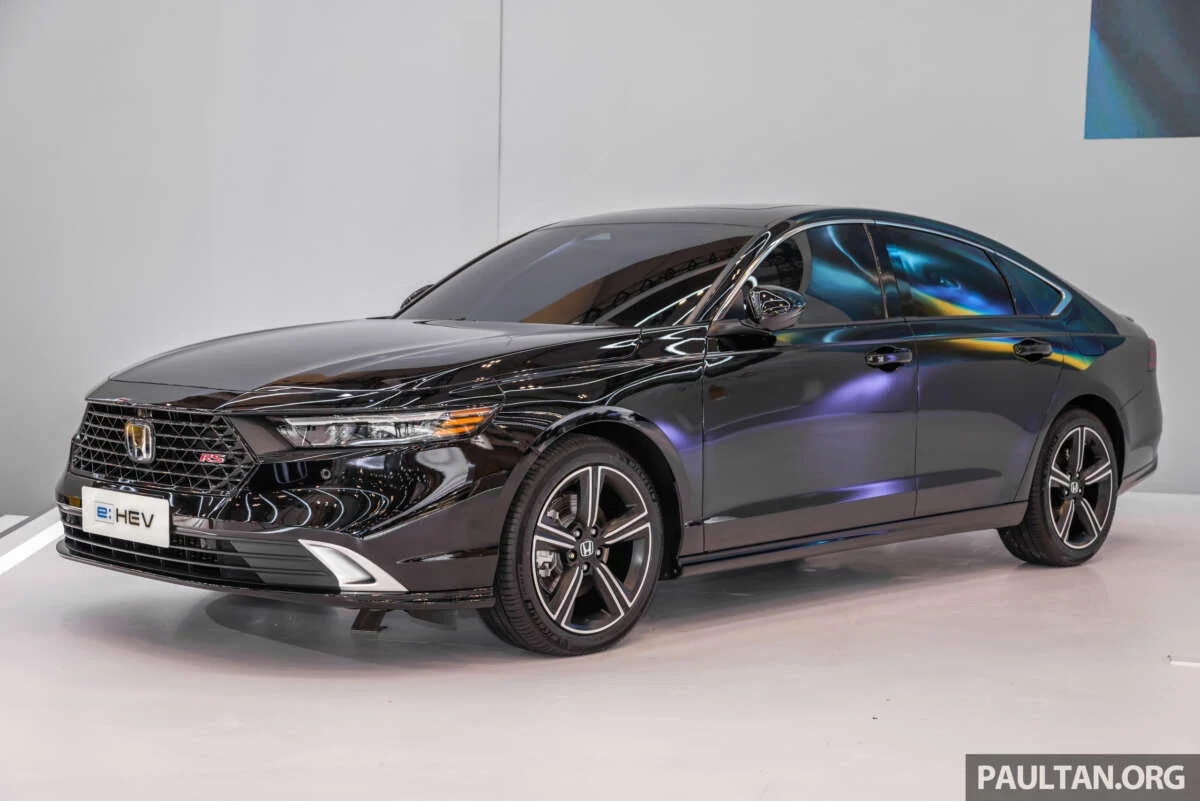 Một phiên bản RS Hybrid của mẫu sedan Honda Accord thế hệ mới đã được trưng bày tại triển lãm Triển lãm ô tô quốc tế Gaikindo Indonesia (GIIAS) năm nay dù mẫu xe chưa được phân phối chính thức tại thị trường Đông Nam Á.