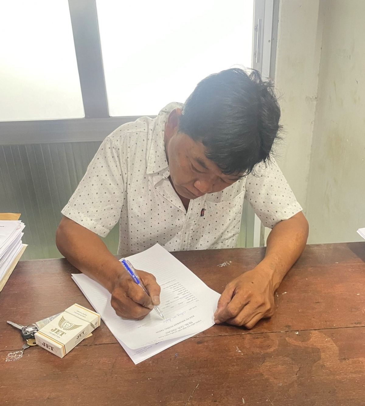 Nguyễn Văn Khanh bị khởi tố vì đã có hành vị lấy tài sản của người bán vé số dạo.