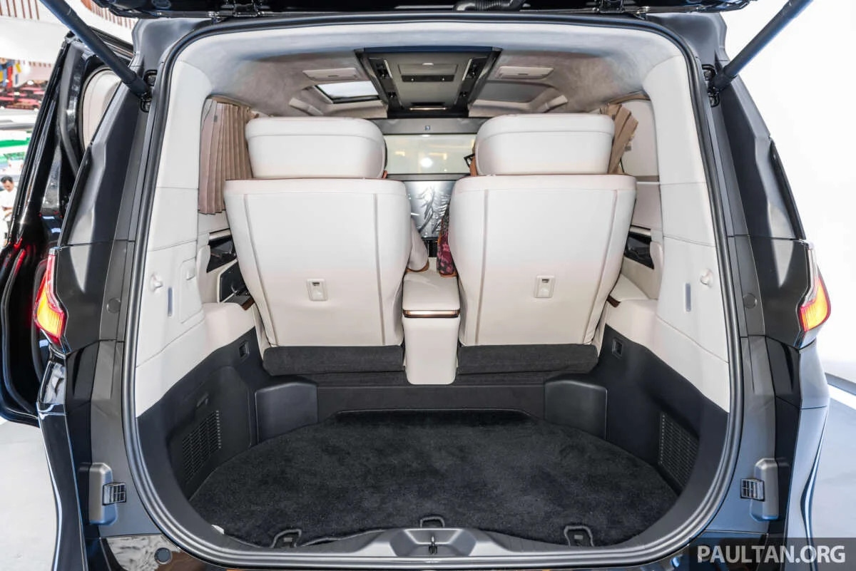 Hiện tại, mức giá cho Lexus LM tại Indonesia vẫn chưa được tiết lộ nhưng nhiều khả năng nó sẽ cao hơn đáng kể so với giá của một chiếc MPV khác là Toyota Alphard.