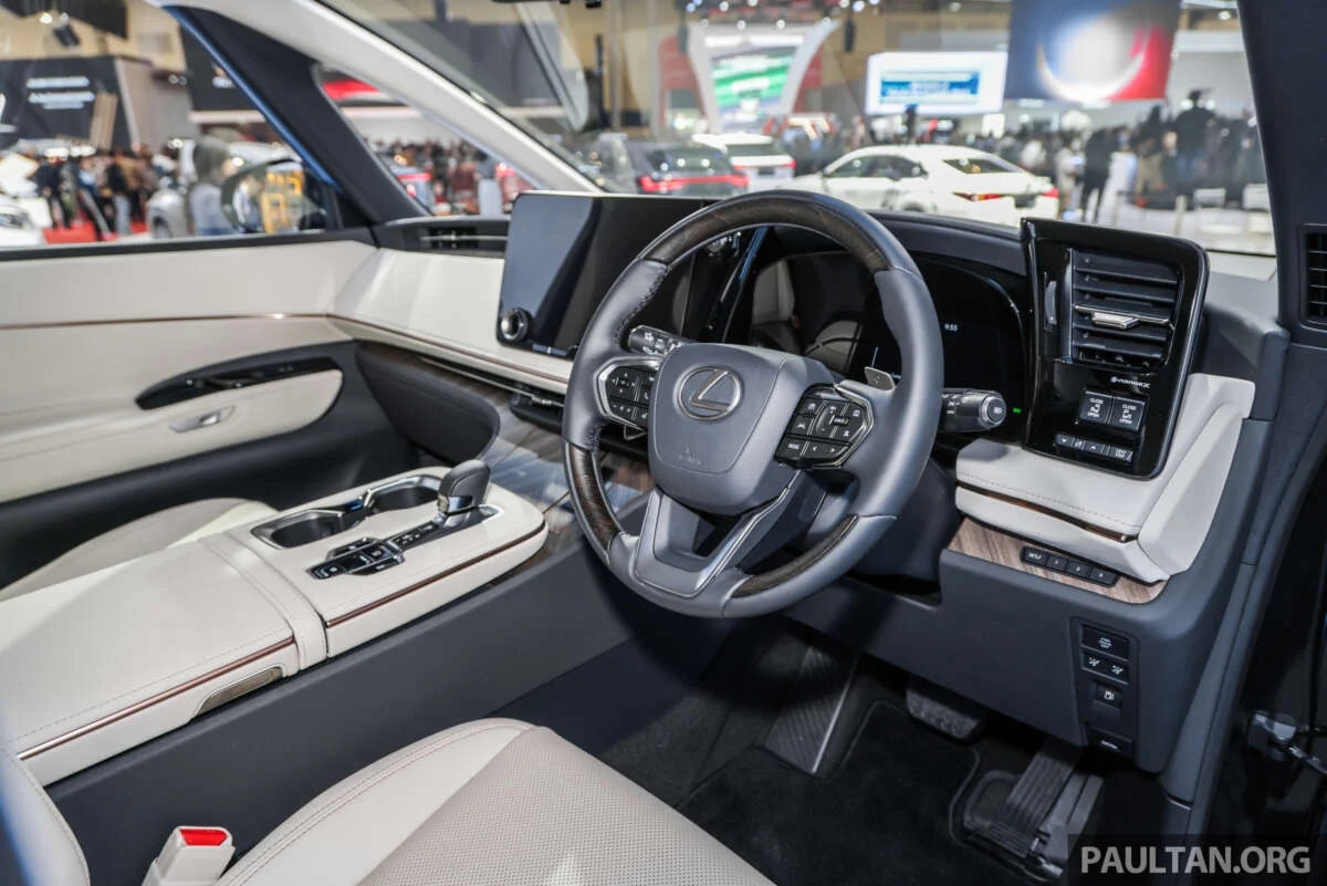 Nhìn chung, hệ truyền động hybrid tăng áp cung cấp tổng công suất hệ thống là 349 mã lực.