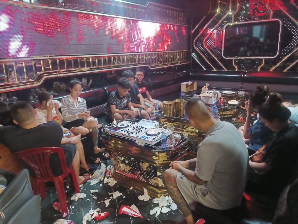 Nhiều đối tượng dương tính với chất ma túy tại cơ sở kinh doanh karaoke King'S.