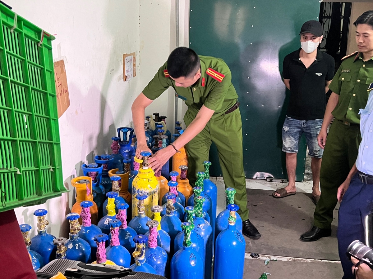 Lực lượng chức năng thu giữ tang vật.