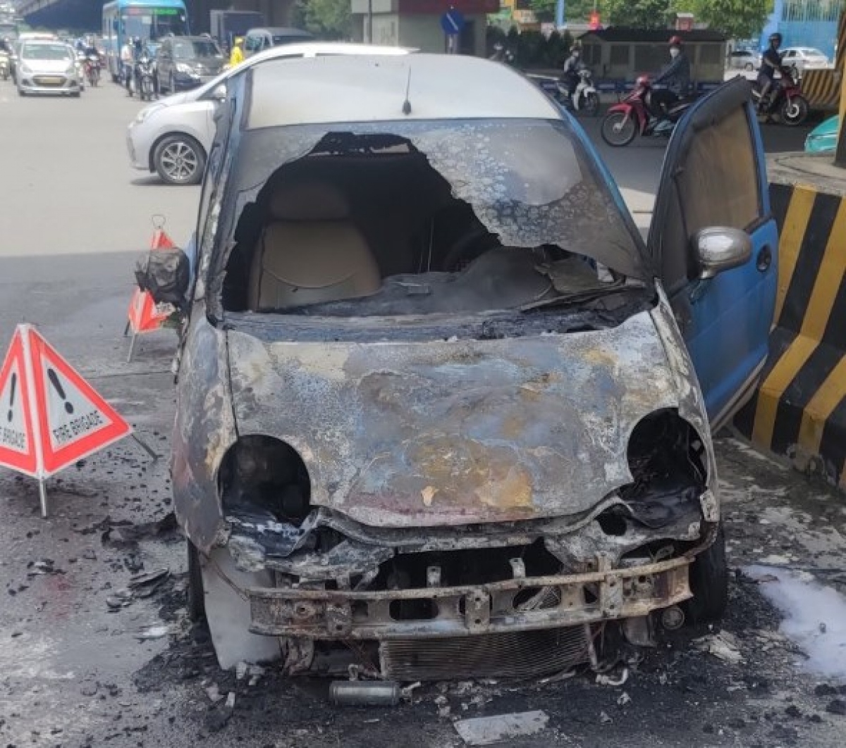 Phần đầu của chiếu ô tô bị cháy rụi