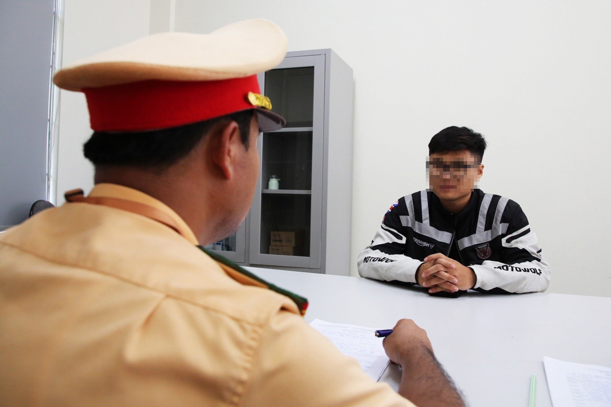 Lực lượng chức năng làm việc với tài xế vi phạm