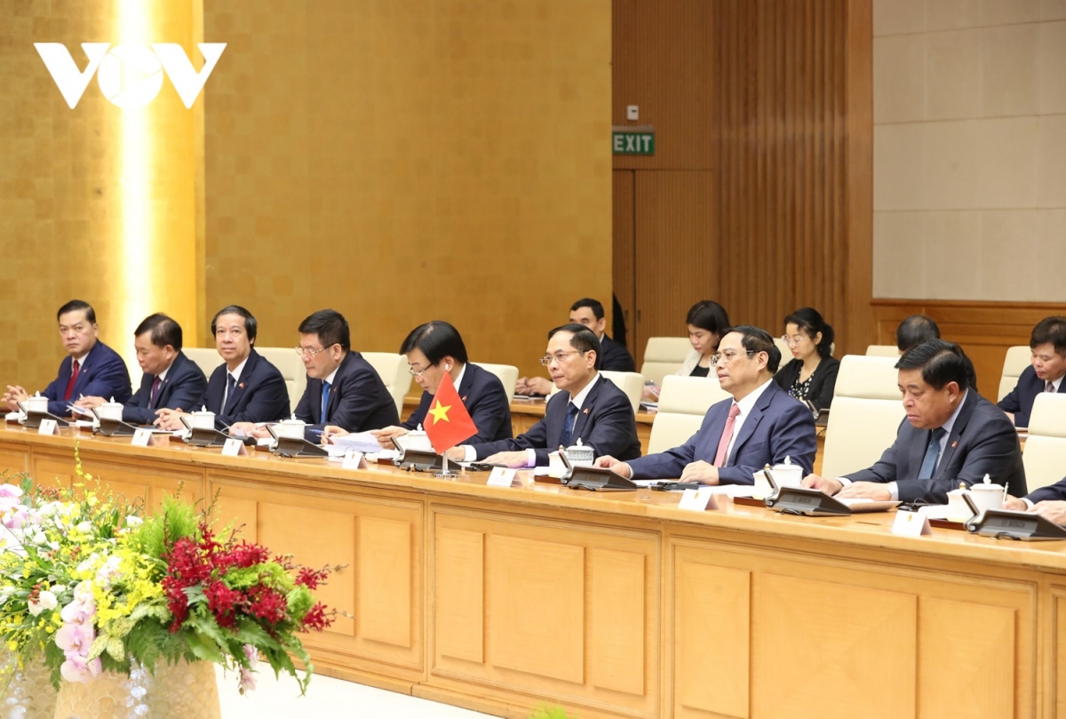 Việt Nam và Singapore đang tích cực trao đổi, đàm phán các nội dung hợp tác cụ thể để hiện thực hoá thoả thuận giữa hai nước, bao gồm hợp tác phát triển, kết nối chính phủ số, kinh tế số, xã hội số, trong đó có chia sẻ, kết nối các cơ sở dữ liệu quốc gia; phát triển nguồn năng lượng xanh, năng lượng bền vững; hợp tác giảm phát thải khí gây hiệu ứng nhà kính...