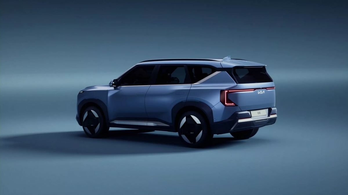 Việc mở bán mẫu SUV điện sẽ bắt đầu tại Trung Quốc vào năm 2023. Bên cạnh mẫu SUV nhỏ gọn EV5, Kia cũng đang nghiên cứu một mẫu xe cỡ nhỏ EV4 thậm chí còn nhỏ hơn để mở rộng hơn nữa phạm vi không phát thải bên cạnh Niro EV, crossover EV6 và SUV cỡ lớn EV9.