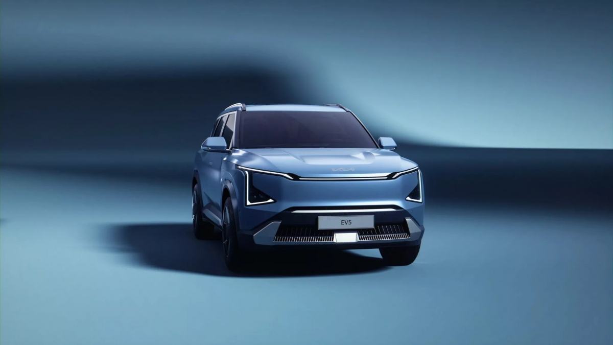 Kia đã chính thức ra mắt mẫu xe điện EV5 tại Triển lãm ô tô Thành Đô ở Trung Quốc. Được biết, Kia EV5 là một chiếc SUV nhỏ gọn chạy hoàn toàn bằng điện được định vị dưới mẫu EV6, tuy nhiên, cả về giá cả và kích thước và sở hữu vẻ ngoài mang nhiều nét tương đồng với chiếc EV9 co kích thước lớn hơn.