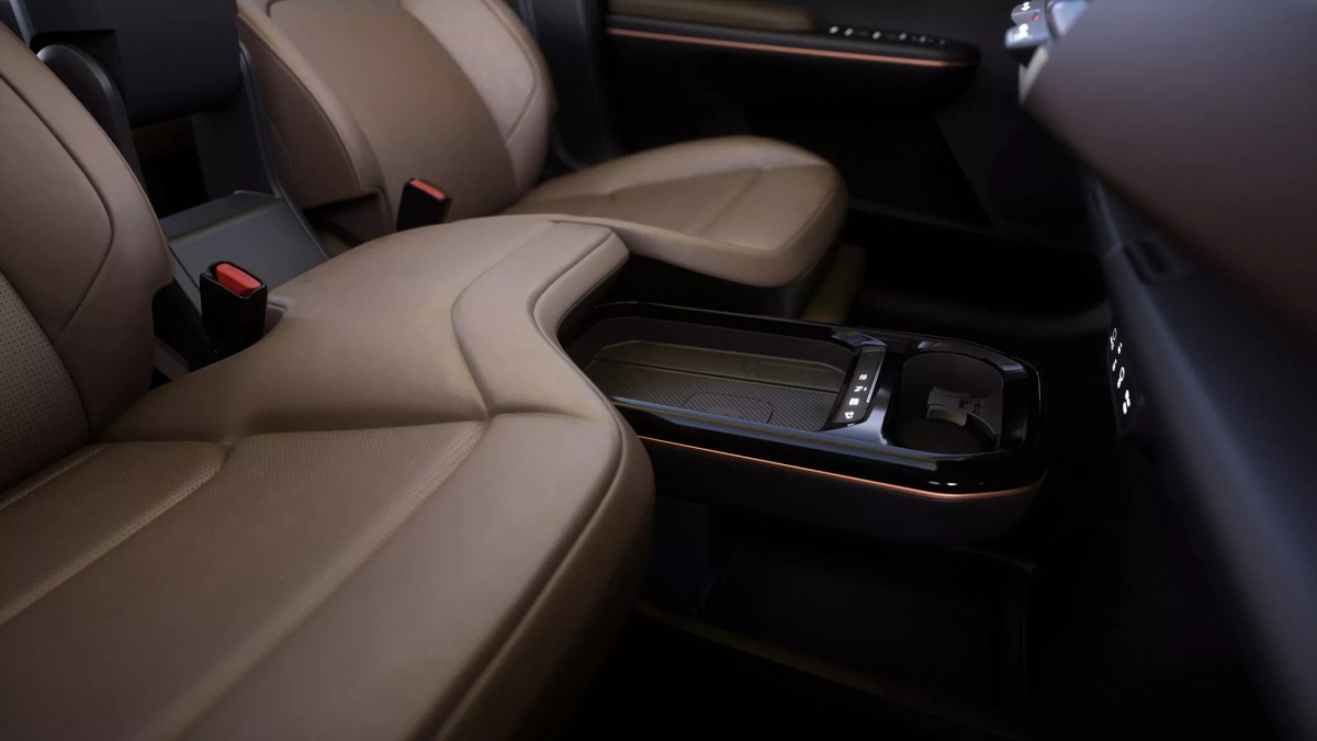 Nội thất của chiếc SUV được tưởng tượng như một “căn phòng” dành cho những hộ gia đình trẻ với các tính năng như ghế trước mở rộng khiến nó trông giống một chiếc ghế dài hơn. Hệ thống chiếu sáng xung quanh 64 màu với độ sáng có thể điều chỉnh được đồng bộ với các chế độ lái và cảnh báo ADAS.